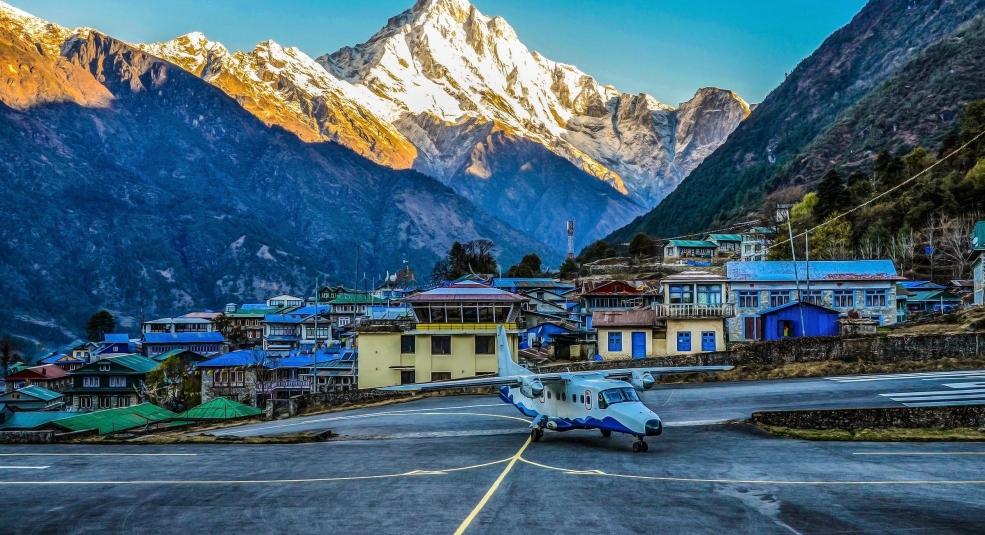 Sân bay nguy hiểm nằm trên dãy Himalaya