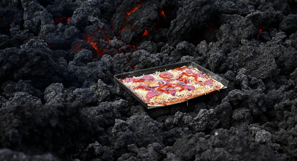 Pizza xa xỉ: Nướng trên dòng dung nham núi lửa