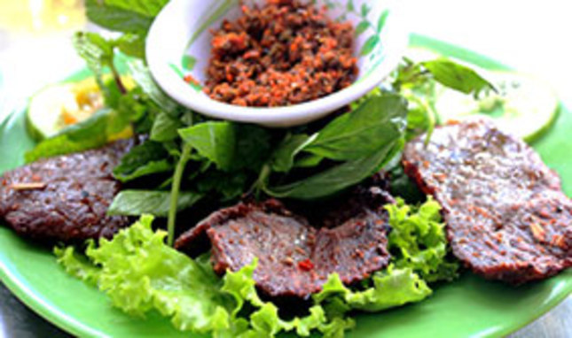 Bò một nắng, muối ớt kiến vàng – Đặc sản Phú Yên
