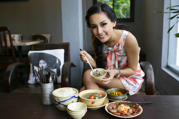 Thưởng thức cơm Việt cùng hoa hậu Mai Phương Thúy