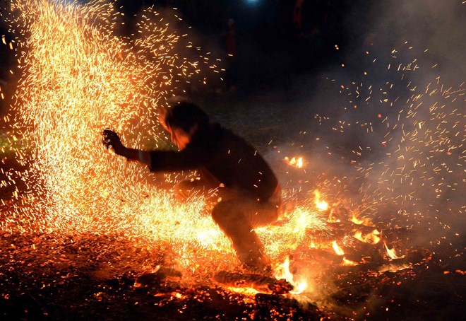 Sôi động lễ hội nhảy lửa của người Dao Lào Cai
