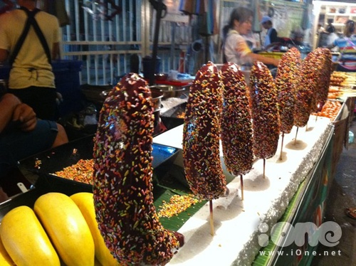 7 món ăn vặt 'phải thử' tại chợ trời lớn nhất thế giới