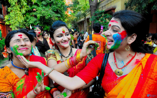 Lễ hội ném bột màu Holi ở Ấn Độ