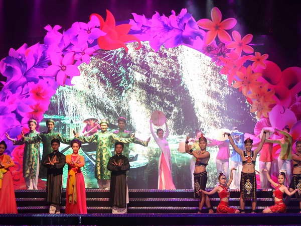 Rực rỡ Lễ hội Áo dài và hoa tại Thành phố Hồ Chí Minh