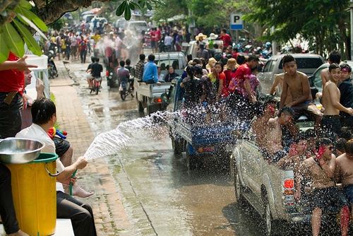 Tháng tư sang Lào đón Tết té nước