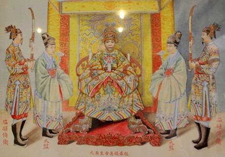 Bộ tranh Lễ phục triều Nguyễn năm 1902 chính thức triển lãm tại Huế