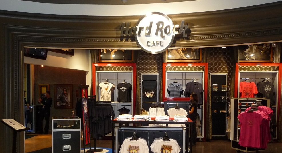 Hard Rock Cafe HCMC song hàn cùng Chương Trình Từ Thiện Pinktober & Rihanna Artist Spotlight Series