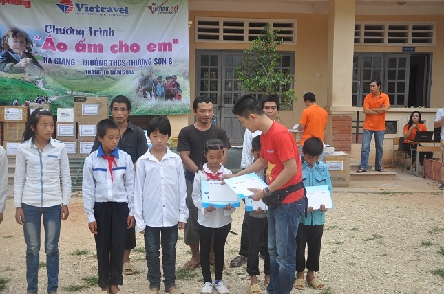 ‘Áo ấm cho em’ tới trường THCS Kim Bon, Sơn La