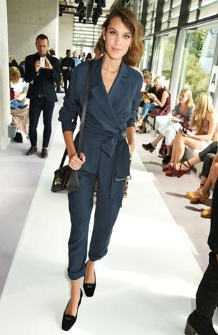 Alexa Chung xuất hiện ấn tượng với dòng túi Le Pliage Heritage Longchamp