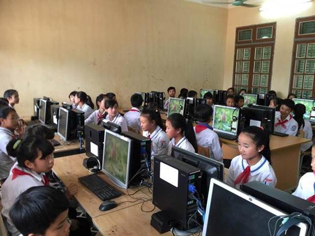 Trao tặng phòng học internet cho học sinh dân tộc tỉnh Sơn La
