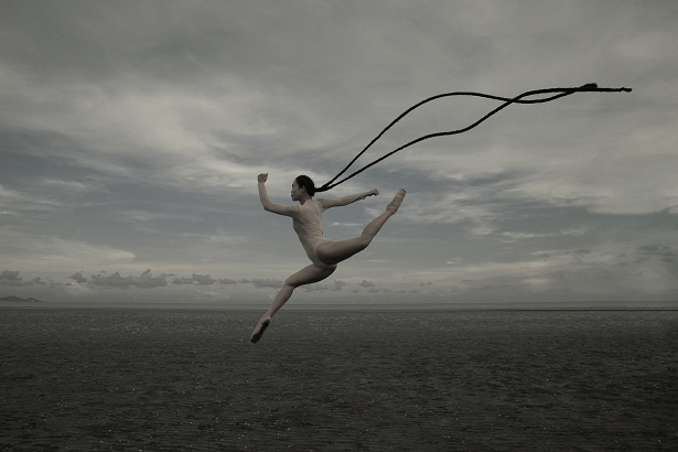 “Tóc” múa ballet trong bộ ảnh “Arch” của Đỗ Hải Anh