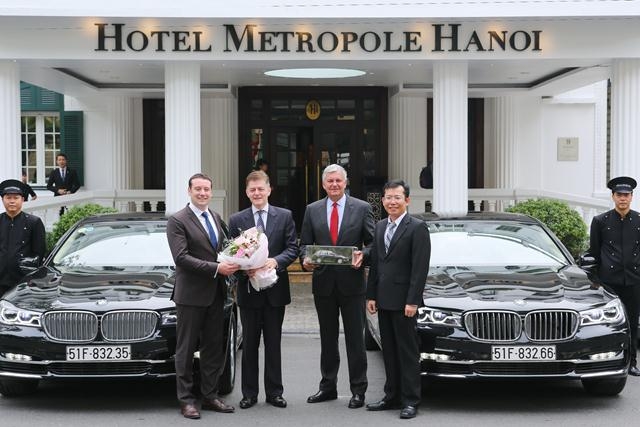 Khách sạn Metropole Hanoi nhận bàn giao 8 chiếc BMW Series 7