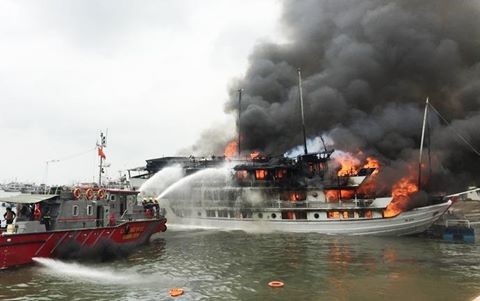 Thêm một vụ cháy tàu trên vịnh Hạ Long