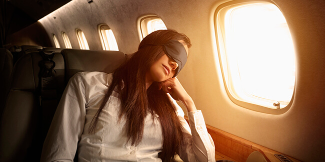 Có nên ngủ khi máy bay cất cánh hoặc hạ cánh?