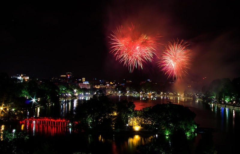 Đón Tết Nguyên Đán 2018, ngắm pháo hoa lung linh bên Hồ Gươm
