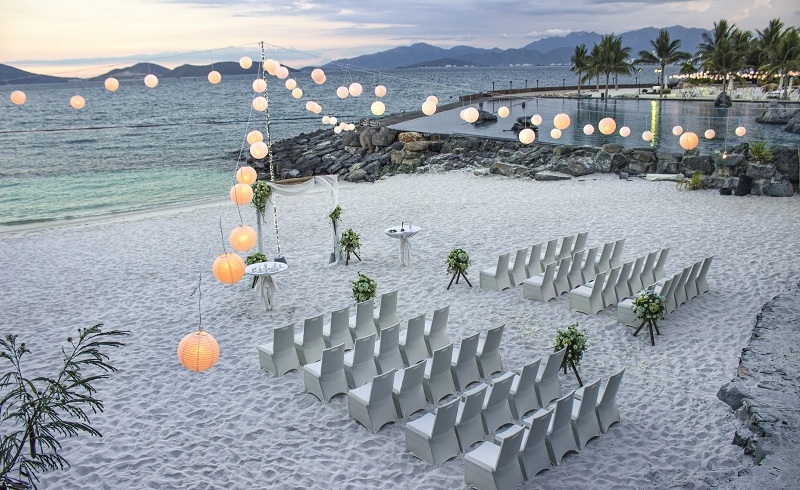 Trải nghiệm lễ cưới chân trần trên cát tại Amiana Resort