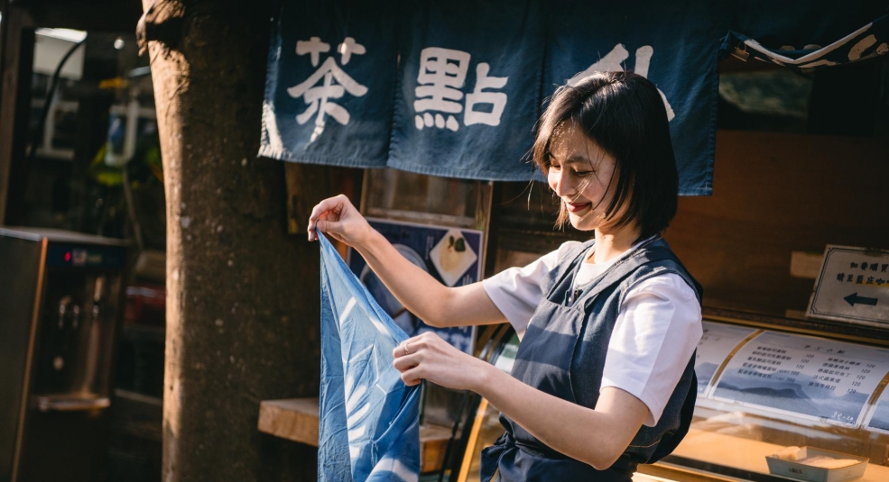 Travel Blogger Helly Tống thăm trang trại hoa Flower Home và thử tài nhuộm vải Khách Gia truyền thống Đài Loan