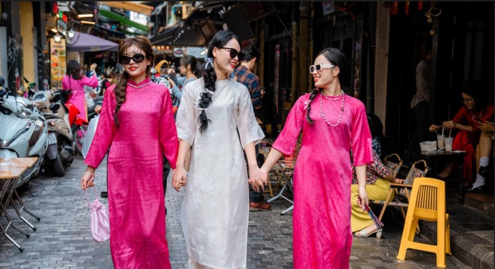 Giới trẻ Hà Thành “đu trend” thướt tha áo dài xuống phố đón Tết
