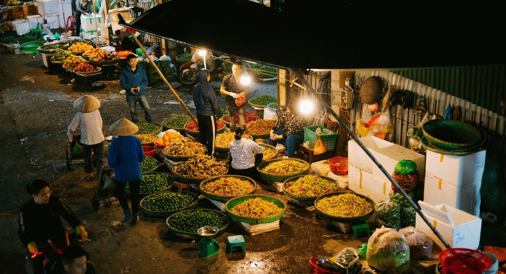 Chợ Long Biên “không ngủ”