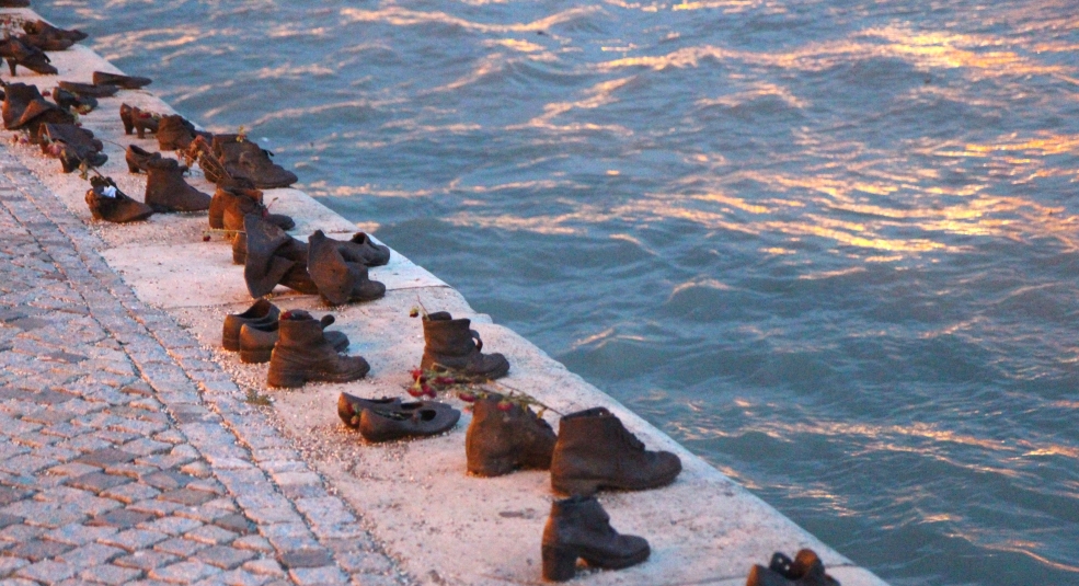 Những đôi giày bên bờ sông Danube