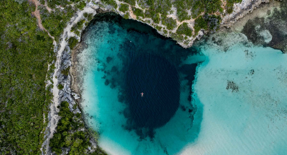 Hố xanh huyền bí ở Bahamas