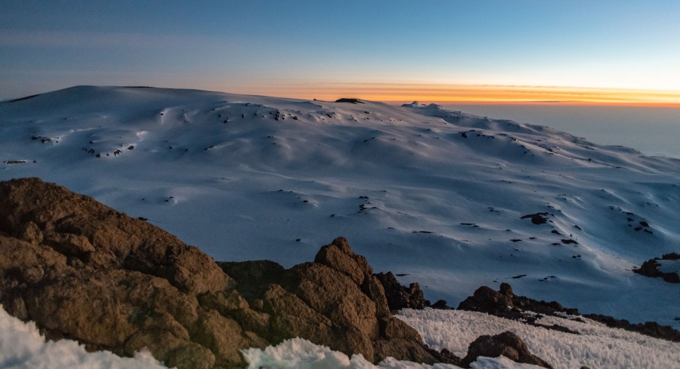 Tuyết phủ trên đỉnh núi lửa Kilimanjaro