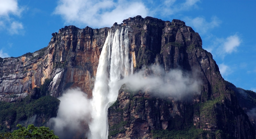 'Thả mình' xuống thác nước cao nhất thế giới