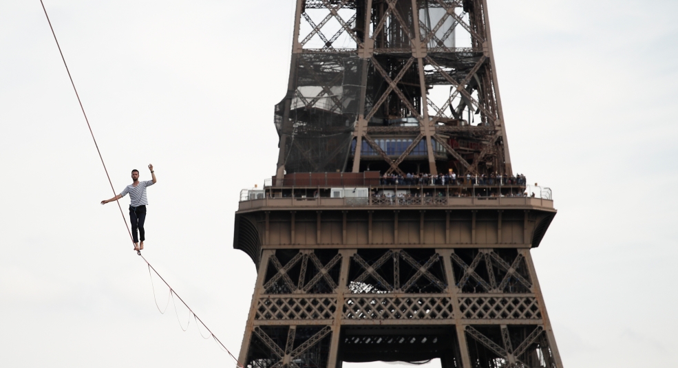Chàng trai từ tháp Eiffel băng qua sông Seine