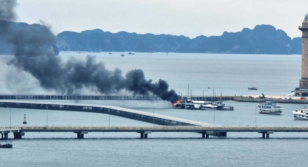 Hai tàu du lịch bị bốc cháy trên vịnh Hạ Long