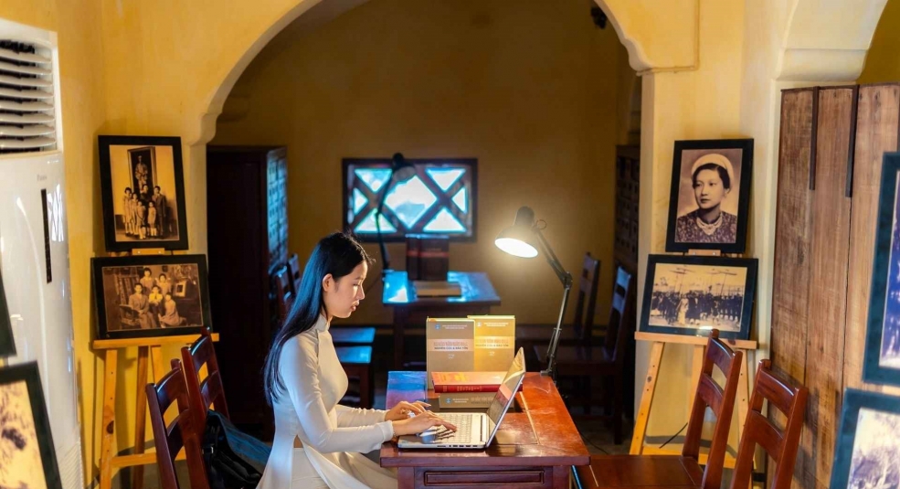 Trải nghiệm mới ở Huế: Tham quan và đọc sách trong thư viện cổ