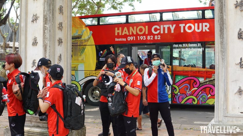 Đoàn VĐV Thái Lan trải nghiệm tour xe buýt 2 tầng tham quan HN