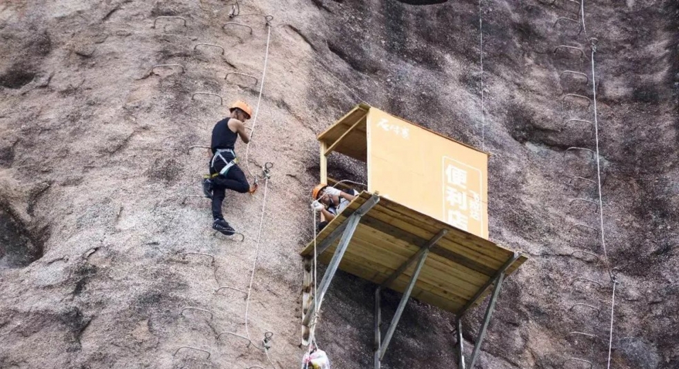 Cửa hàng 'tiện lợi' cheo leo trên vách núi ở Trung Quốc
