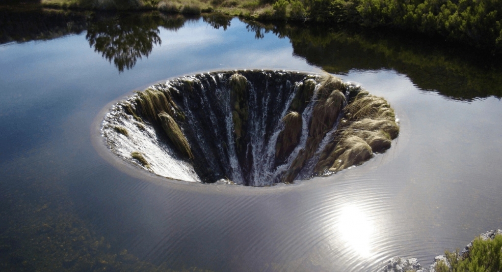 Bí ẩn hồ nước 'không đáy' tại Bồ Đào Nha