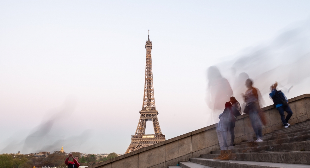 Du khách bị buồn nôn và ảo giác nặng khi đến Paris