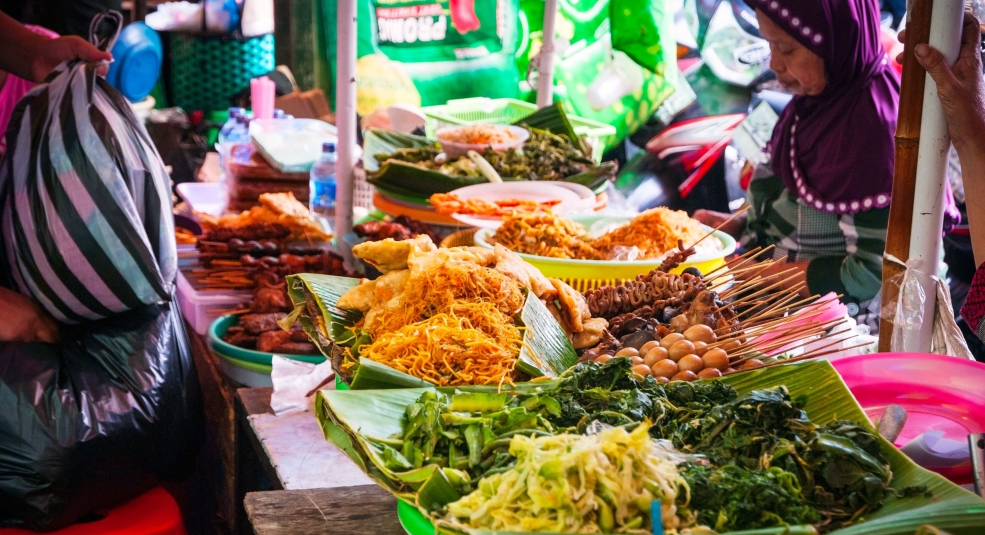 Thưởng thức ẩm thực đường phố Indonesia