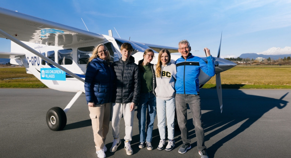Gia đình thám hiểm vòng quanh thế giới bằng máy bay