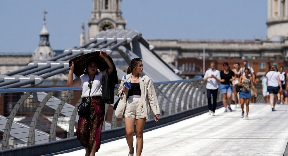 Châu Âu nắng nóng đỉnh điểm khiến khách du lịch 'khốn đốn'