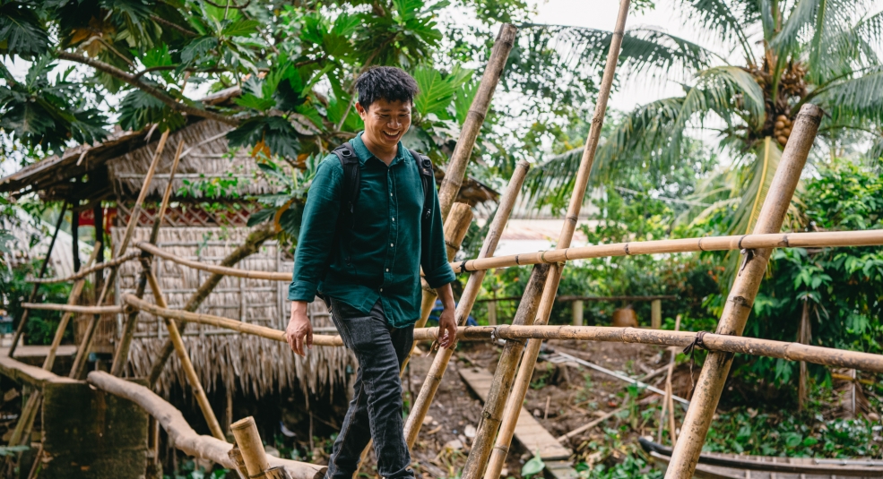 Travel Blogger Vinh Gấu trải nghiệm làm bánh dân gian, đi cầu khỉ tại Cồn Sơn