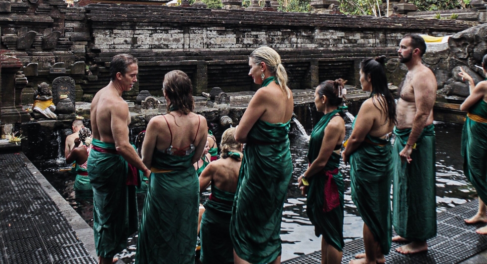 Gột rửa bụi trần tại suối thiêng Bali