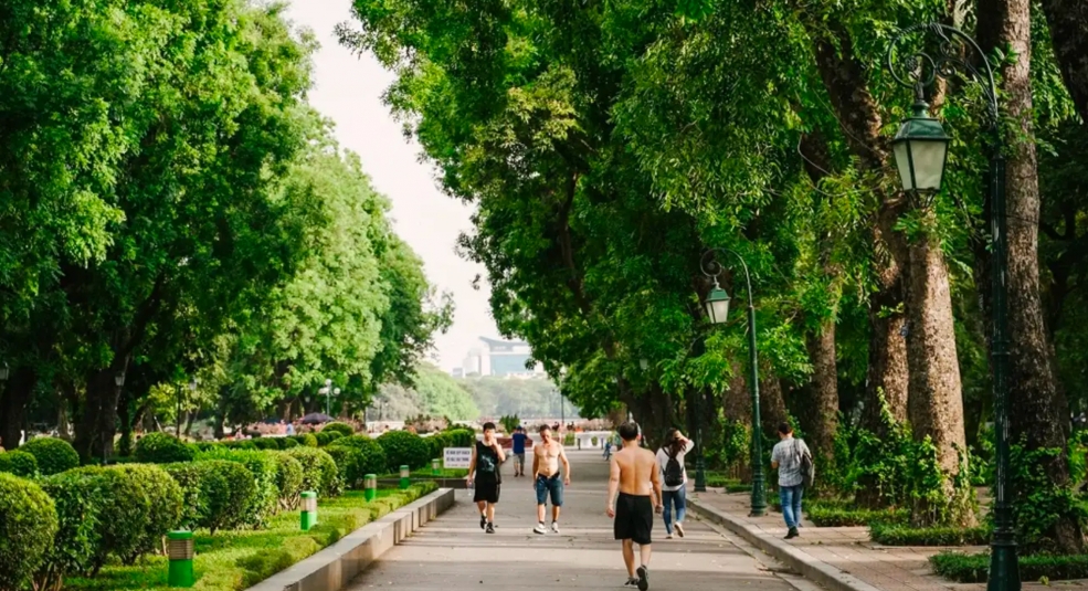 Các công viên lớn tại Hà Nội hút khách 'du lịch tại chỗ'