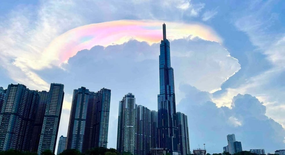 Chòm mây ngũ sắc “kỳ quan hiếm gặp” rực rỡ xuất hiện trên bầu trời Sài Gòn