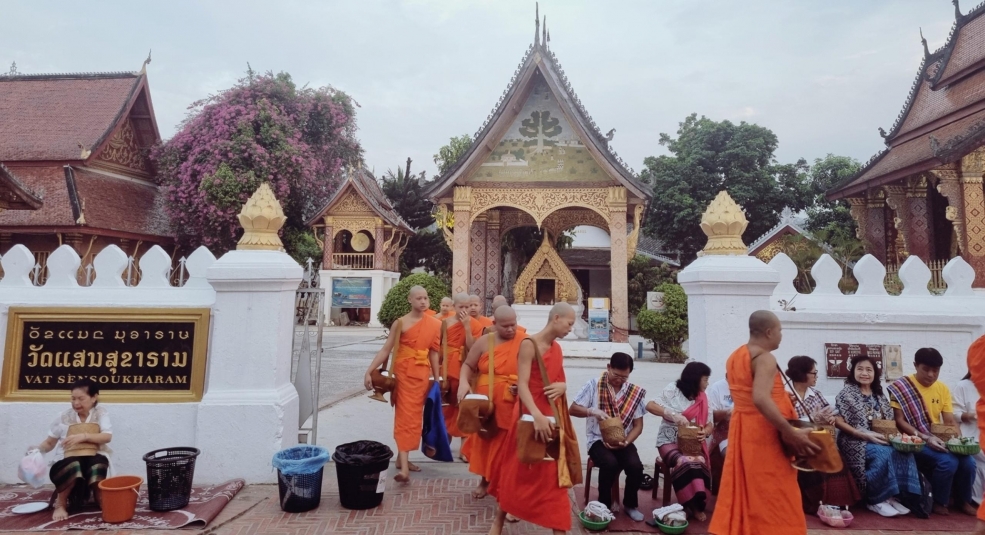 Tận mắt chứng kiến Lễ khất thực ở Lào khi đến thăm cố đô Luang Prabang