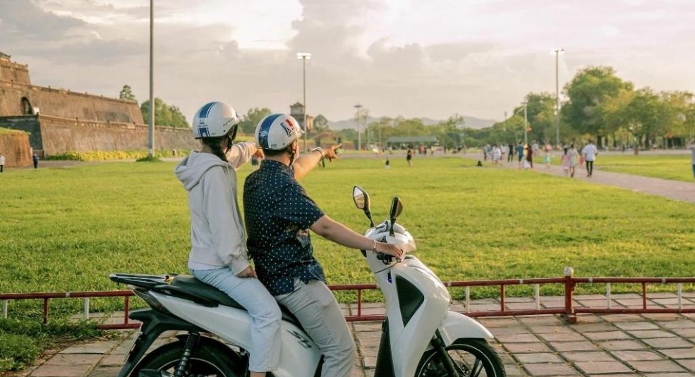 Chàng trai làm tour du lịch bằng xe máy, ăn, chơi, khám phá 'cháy' xứ Huế