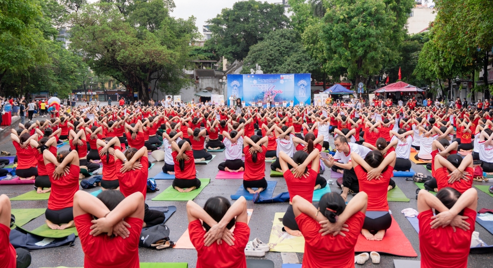 Gần 1.500 người tham gia hưởng ứng ngày Quốc tế Yoga lần thứ 9 tại Hà Nội