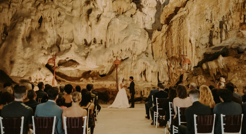 Ngỡ ngàng đám cưới hang động ở Quảng Ninh và 'lần đầu' của nhiếp ảnh gia