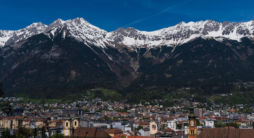Thành phố Innsbruck quyến rũ nằm bên dãy Alps