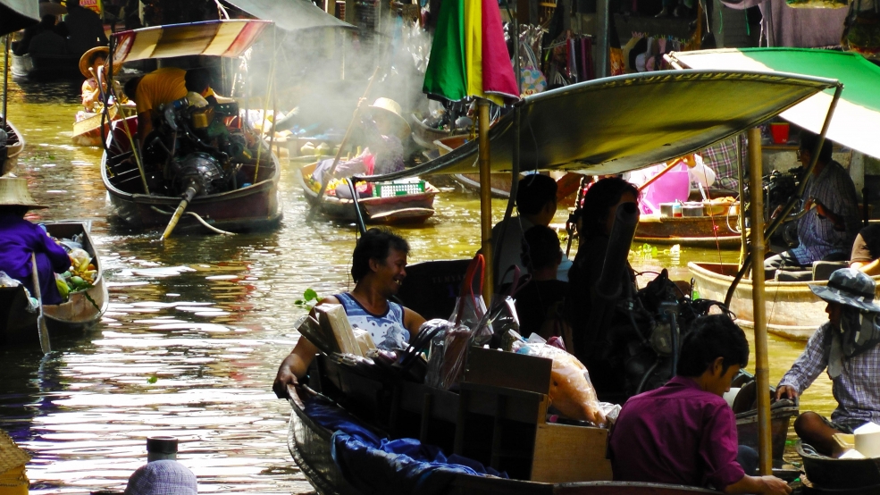 Lênh đênh trên chợ nổi cổ nhất đất Thái