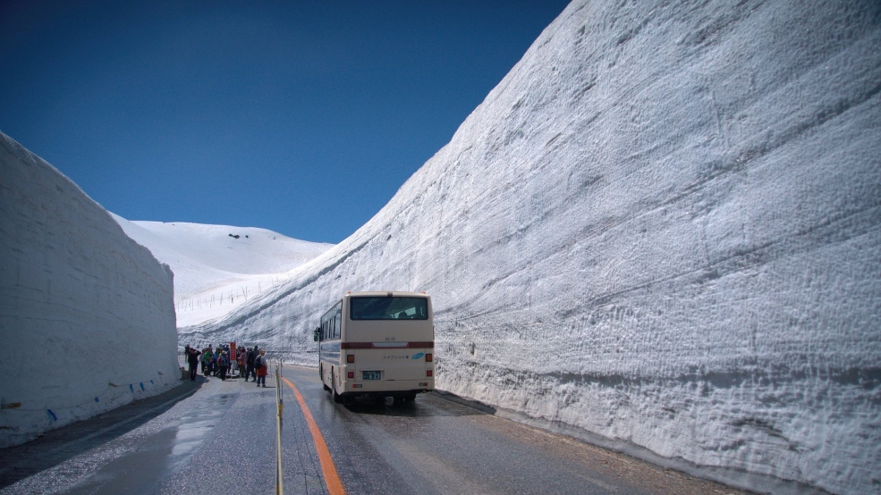 Lạc giữa bức tường tuyết cao 20 m ở Nhật