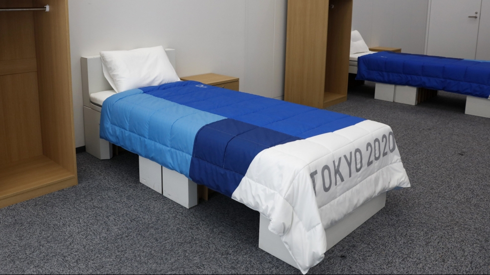 VĐV Olympic ngủ trên giường... carton