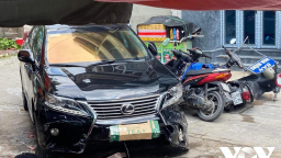 Ô tô Lexus cày nát dải phân cách, lao vào quán cơm, tông 8 xe máy